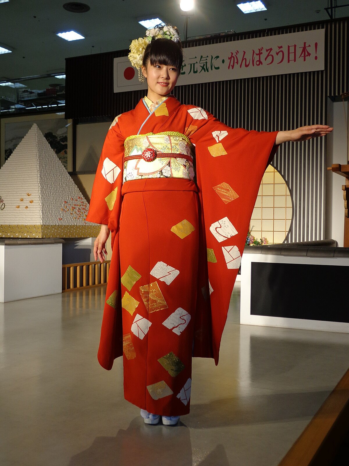 Mujer japonesa con kimono furisode con mangas largas y sueltas, mostrando la vestimenta formal tradicional para mujeres solteras.