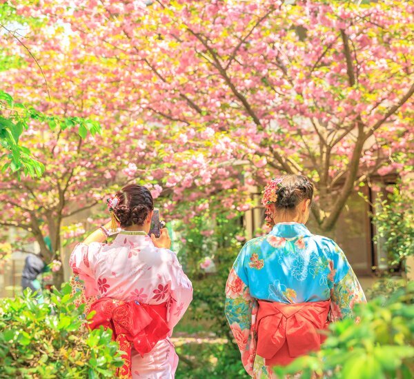 Demostración de fotografía atmosférica con kimono que muestra cómo los diferentes momentos del día crean distintos estados de ánimo e impacto emocional en la fotografía de retratos con kimono tradicional japonesa.
