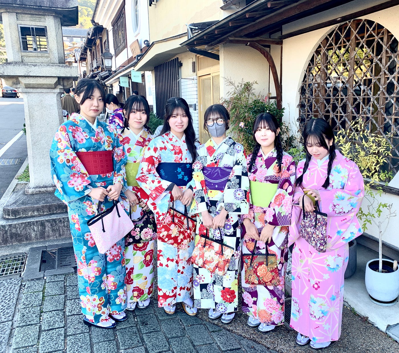 Mujer pensativa con kimono tradicional que muestra el estado consciente y contemplativo que el uso del kimono fomenta naturalmente.