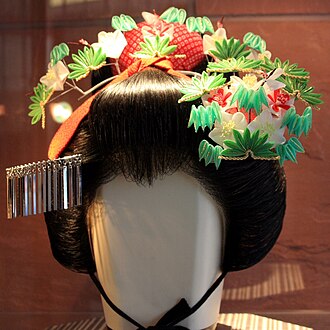 Adornos para el cabello tradicionales japoneses kanzashi con diseño shochikubai con motivos de pino, bambú y ciruela, que representan la longevidad, la firmeza y la perseverancia en la cultura japonesa.