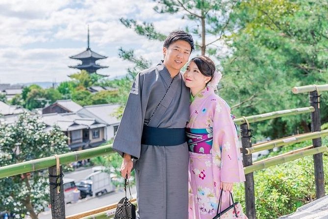 Turistas experimentan el alquiler de kimonos y yukatas en Kioto, Japón: una actividad de inmersión cultural tradicional japonesa.