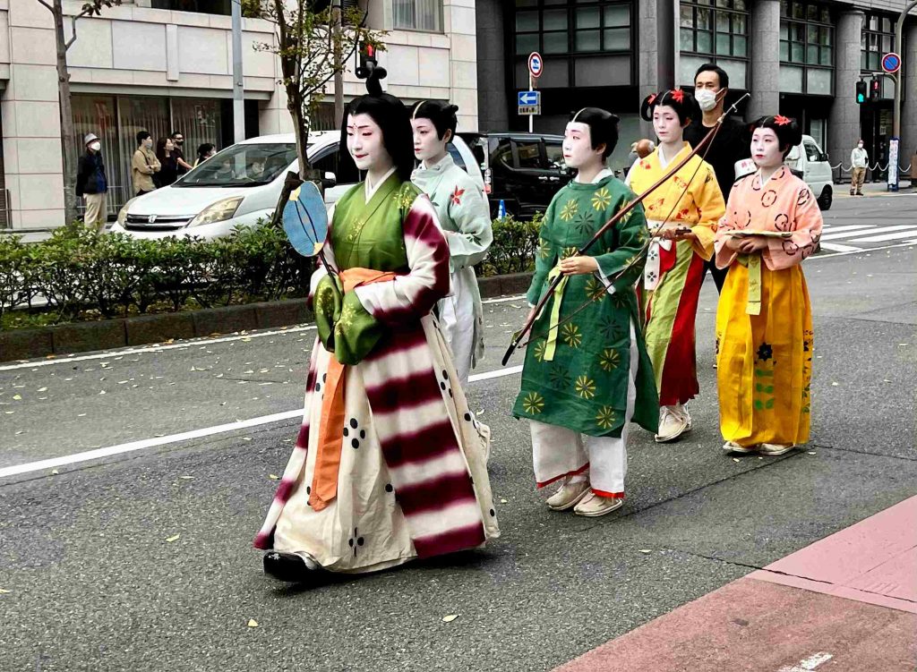 Festival tradicional japonés matsuri con participantes vestidos con kimono, celebración cultural de Kioto