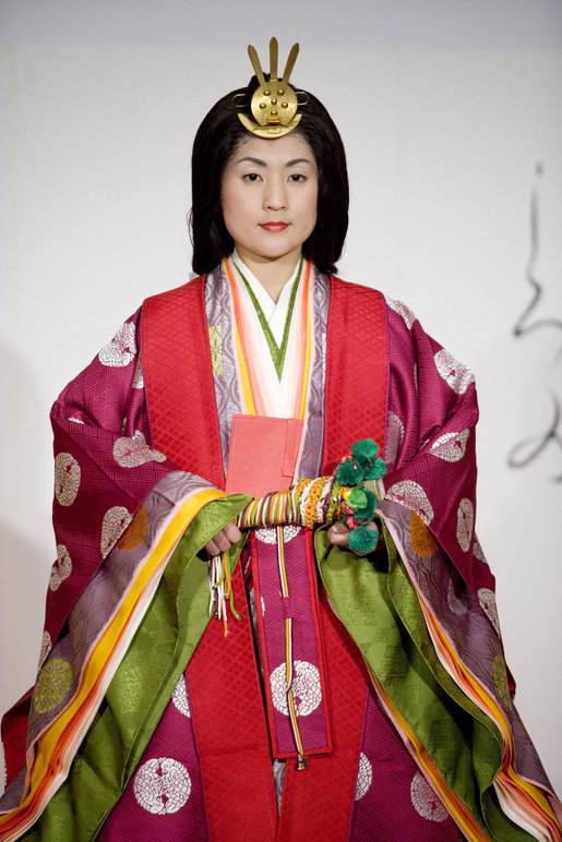 Vestido tradicional de la corte Junihitoe del período Heian que muestra múltiples capas de kimono de seda usado por mujeres aristocráticas japonesas en la corte imperial de Kioto.