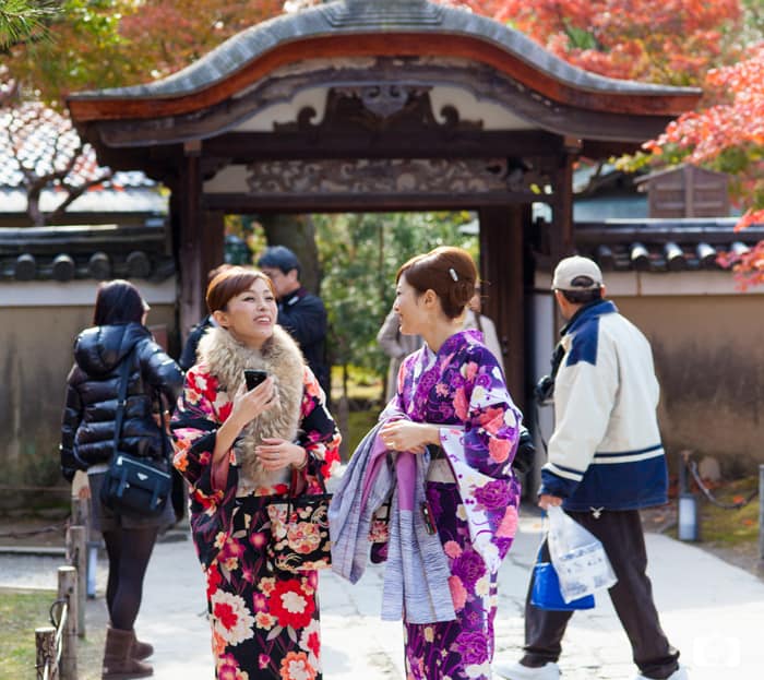 Turistas vestidas con kimonos tradicionales en Kioto, mostrando su aprecio por la cultura y una auténtica experiencia japonesa.