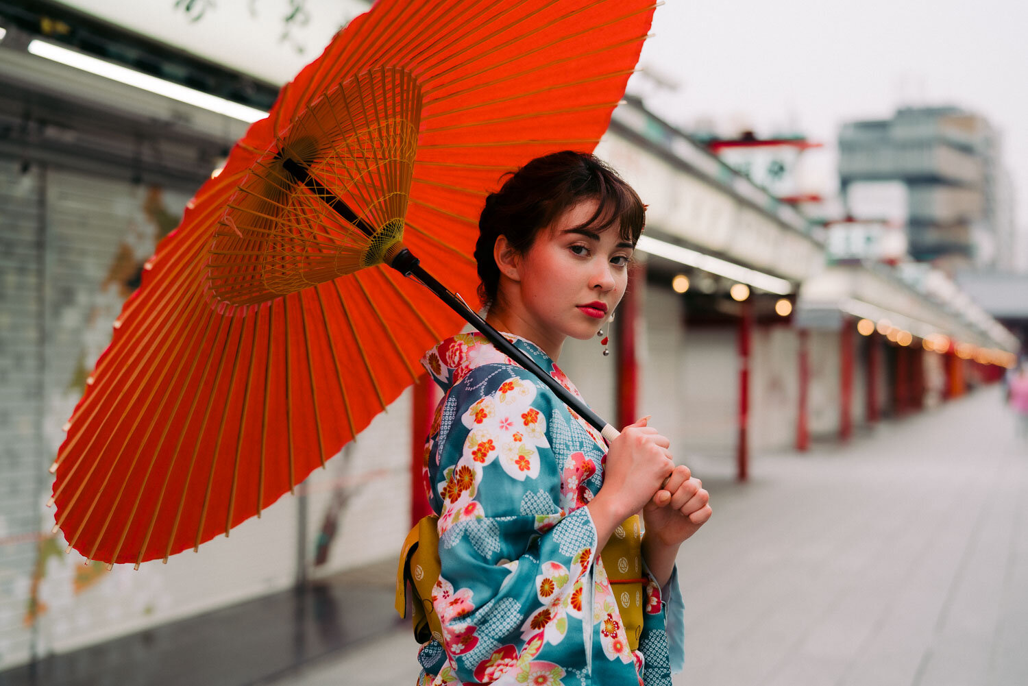 Sesión de fotografía profesional con kimono que muestra técnicas de pose y expresión naturales en un entorno tradicional japonés.