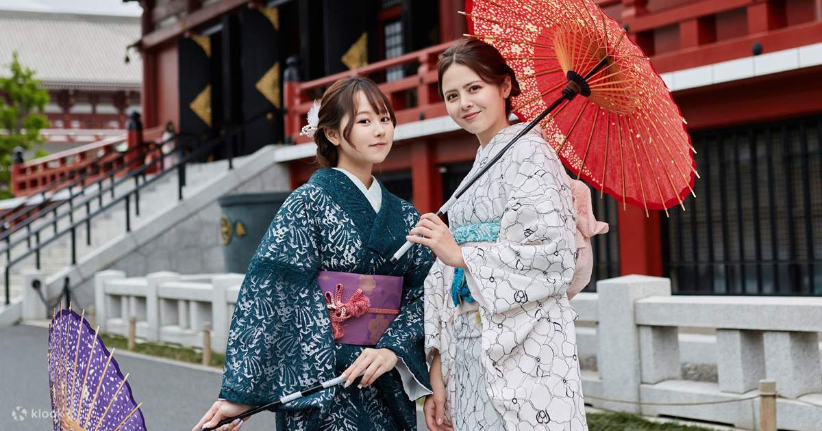 Experiencia de sesión de fotos con kimonos para turistas en Asakusa que muestra a los visitantes con coloridos kimonos tradicionales posando en una famosa atracción turística japonesa con guía fotográfica profesional.