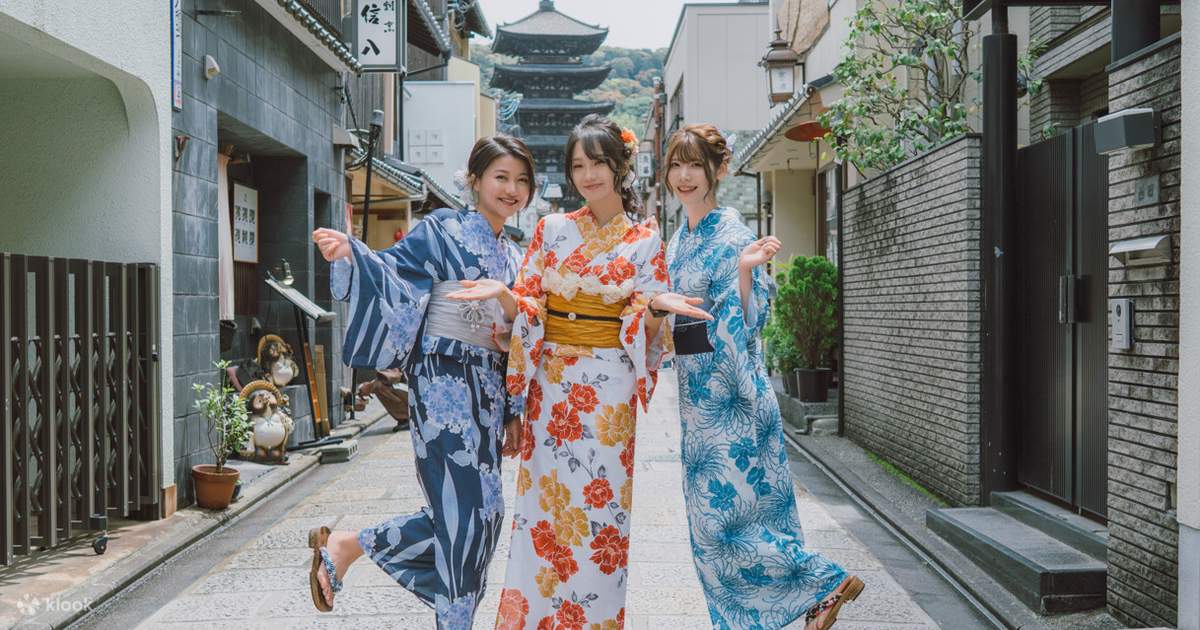 Mujer con kimono tradicional en el templo Kiyomizu en Kioto con arquitectura tradicional japonesa que ofrece un auténtico contexto cultural.