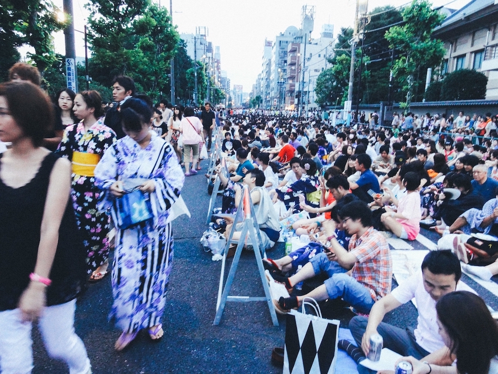 Multitudes masivas se congregan en el festival de fuegos artificiales del río Sumida en Tokio, lo que demuestra la magnitud y popularidad de los eventos hanabi japoneses.