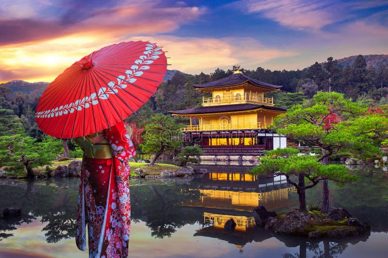 Fotografía profesional de kimono en el Pabellón Dorado de Kioto que muestra un peinado tradicional perfecto y la coordinación del kimono, creando una composición visual impresionante para fotos memorables.