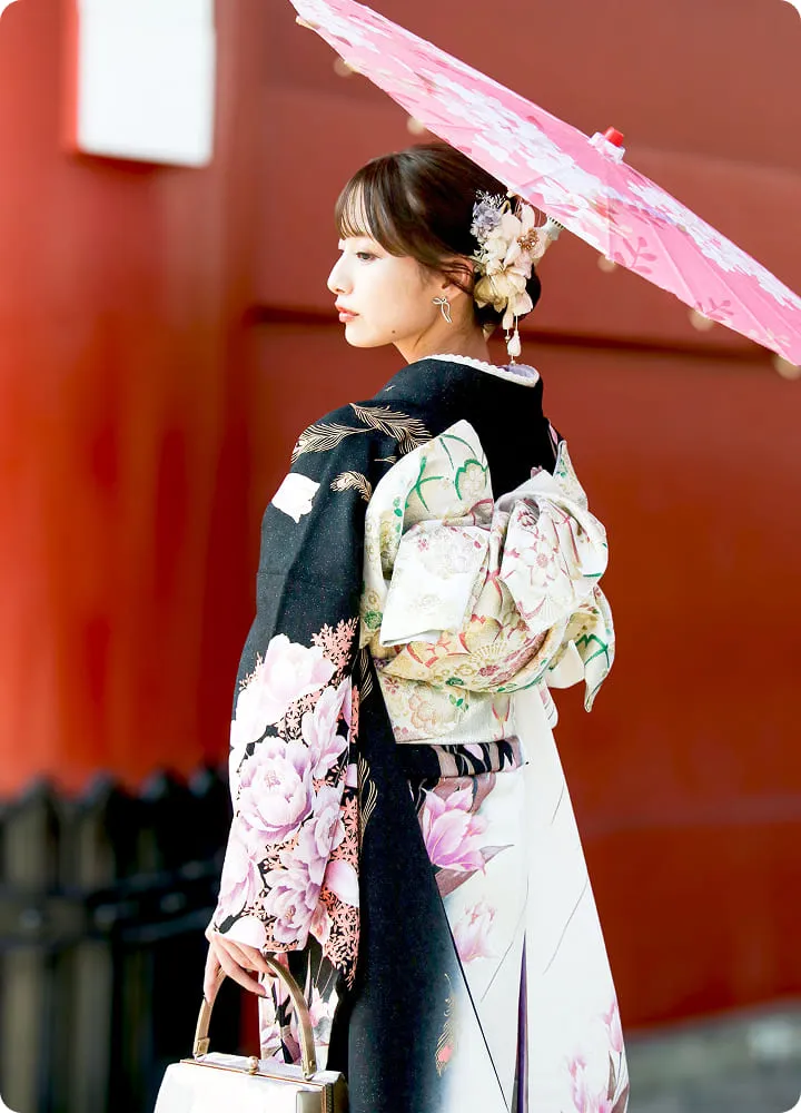 Retrato profesional en kimono que muestra técnicas expertas de iluminación y composición con una suave iluminación natural que resalta los detalles de la tela de seda.