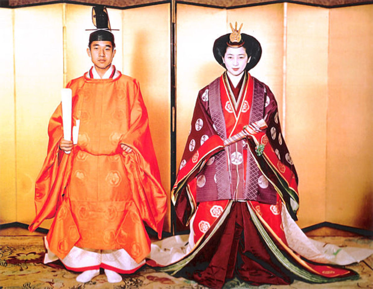 Damas de la corte del período Heian con elaborados kimonos en capas que demuestran la jerarquía social a través de la vestimenta en el antiguo Kioto, Japón.