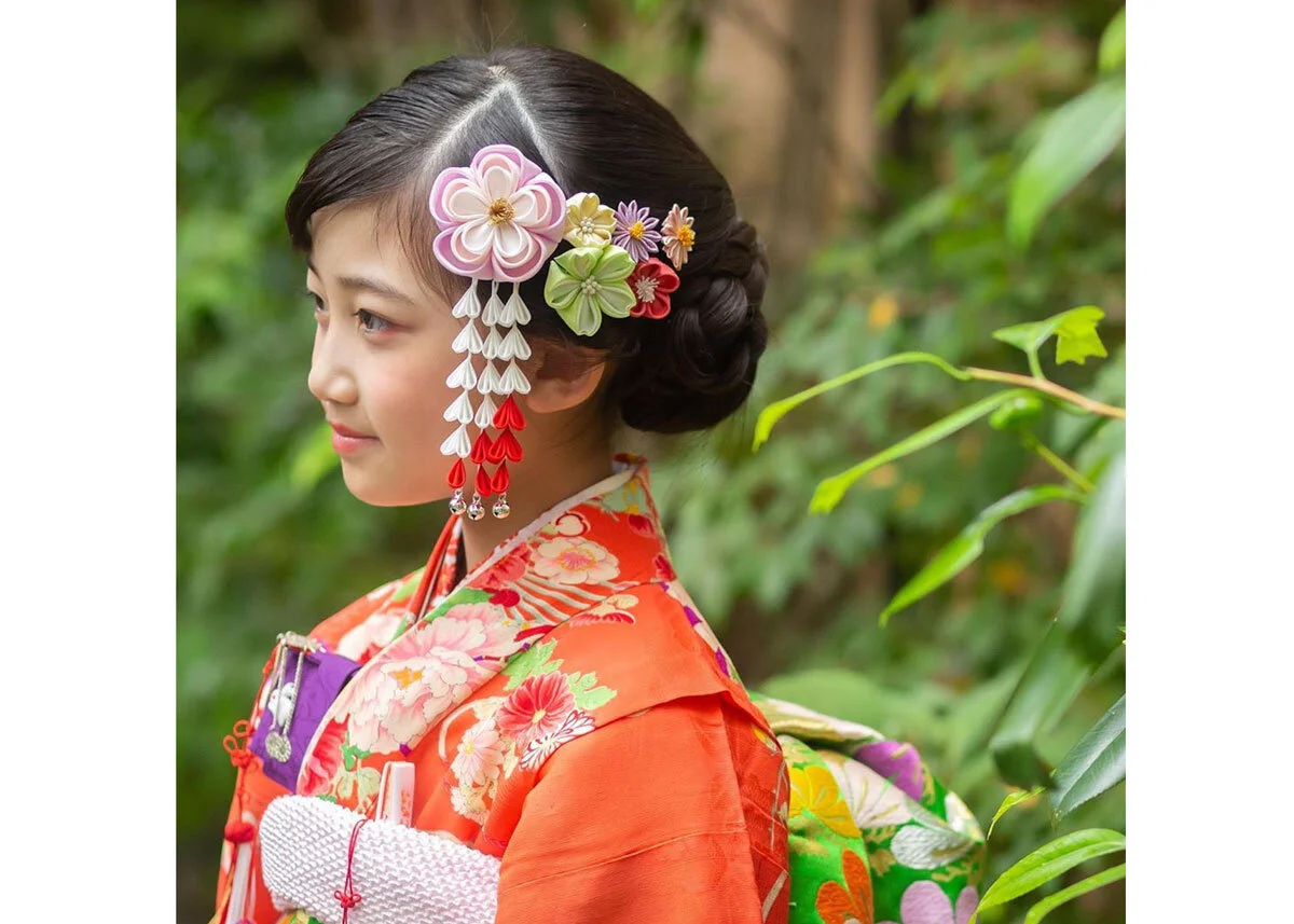 Colección de adornos para el cabello kanzashi tradicionales japoneses con flores de temporada, mariposas y elementos decorativos.