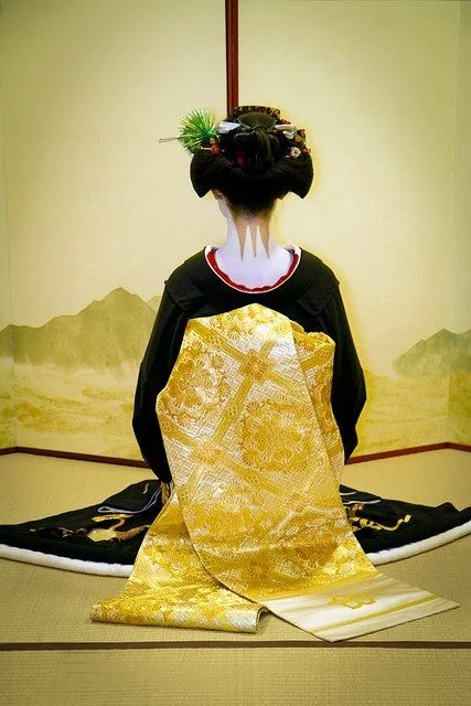 Técnicas tradicionales japonesas de tejido Nishijin que muestran a maestros artesanos creando intrincados patrones de seda para telas de kimono utilizando métodos centenarios.