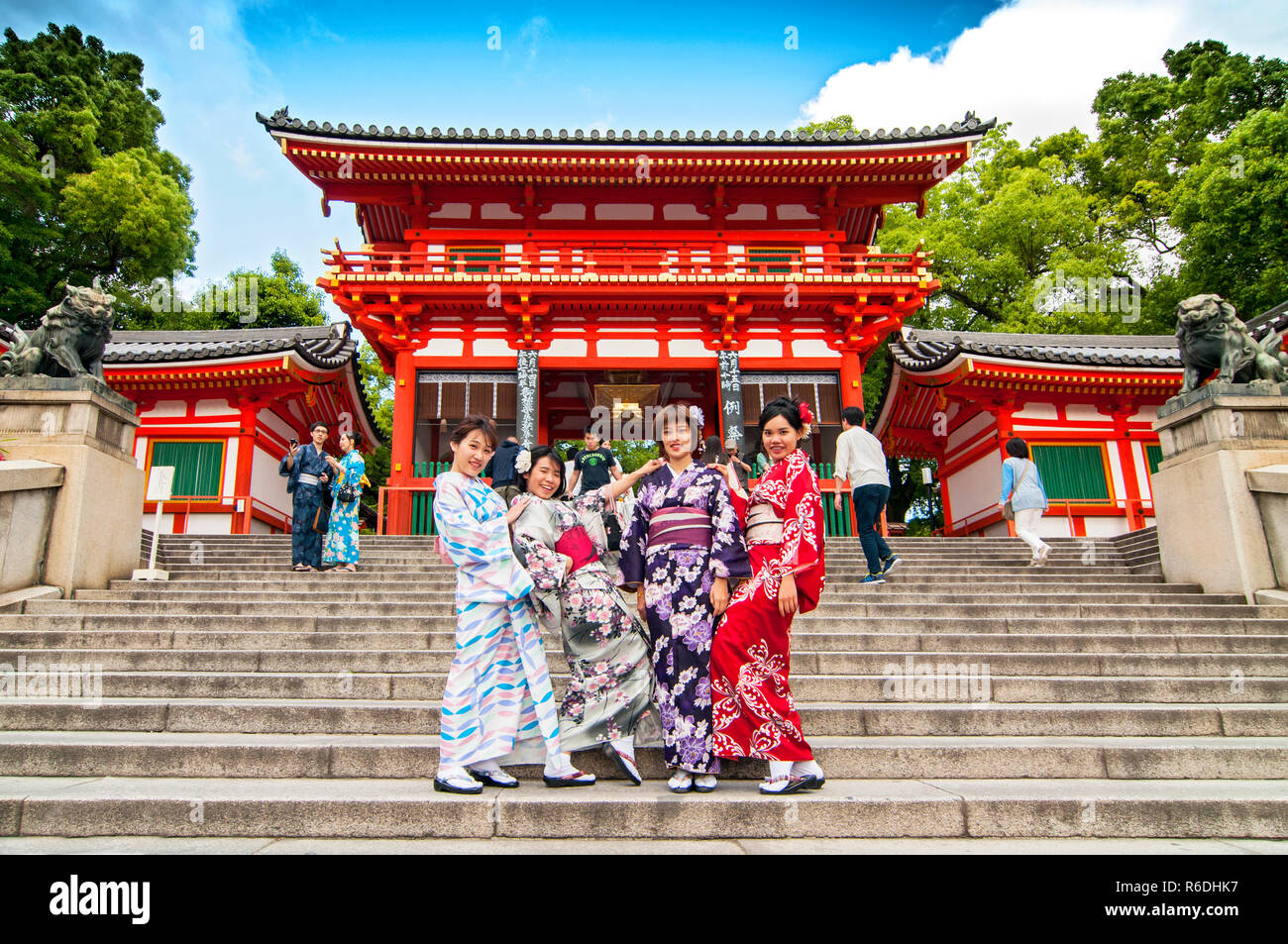 Mujeres japonesas vestidas con kimonos tradicionales durante la temporada de floración de los cerezos en el histórico templo Kiyomizu en Kioto, Japón.
