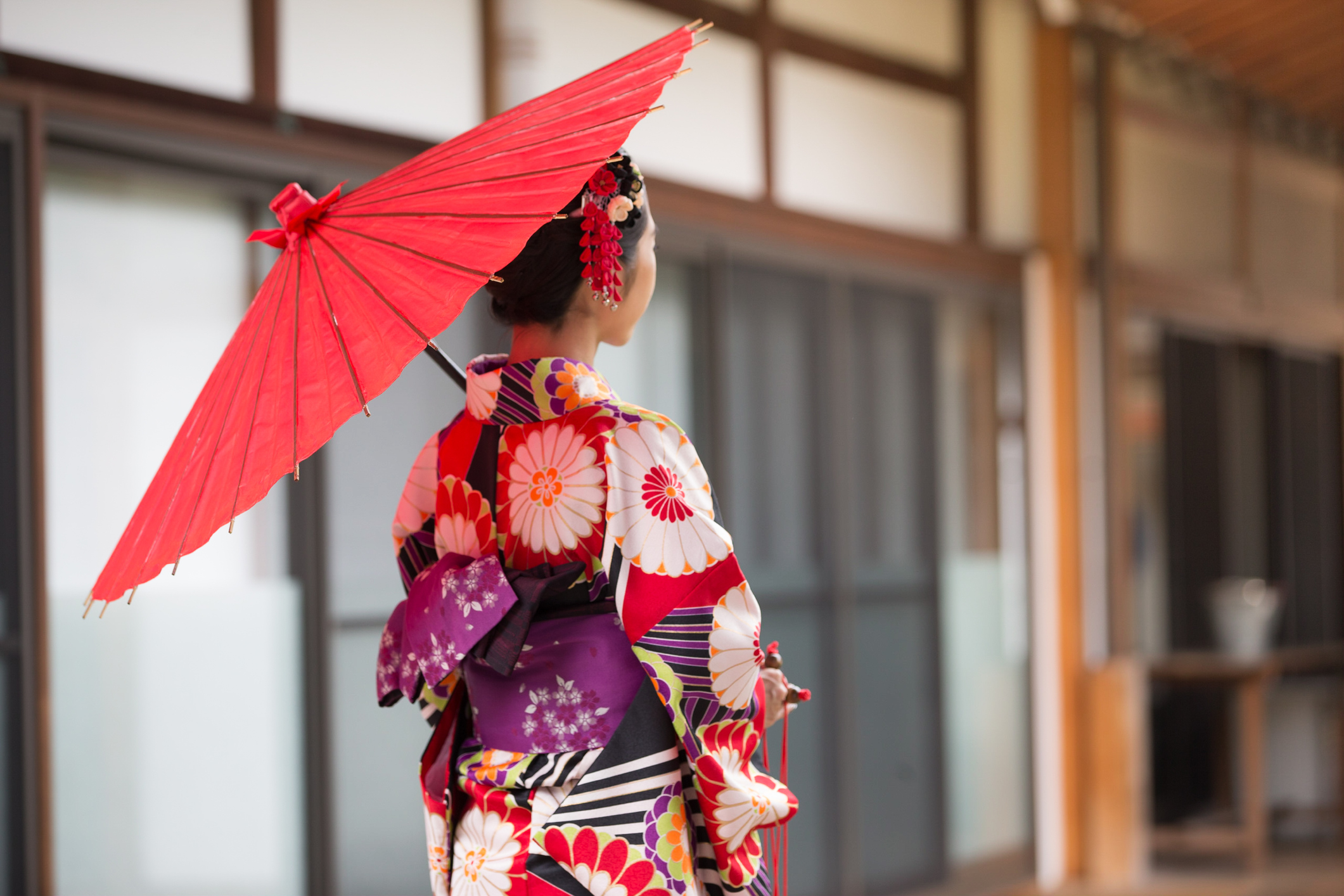 Sesión de fotografía profesional de kimono en Kioto que muestra la vestimenta tradicional japonesa y la experiencia del patrimonio cultural.