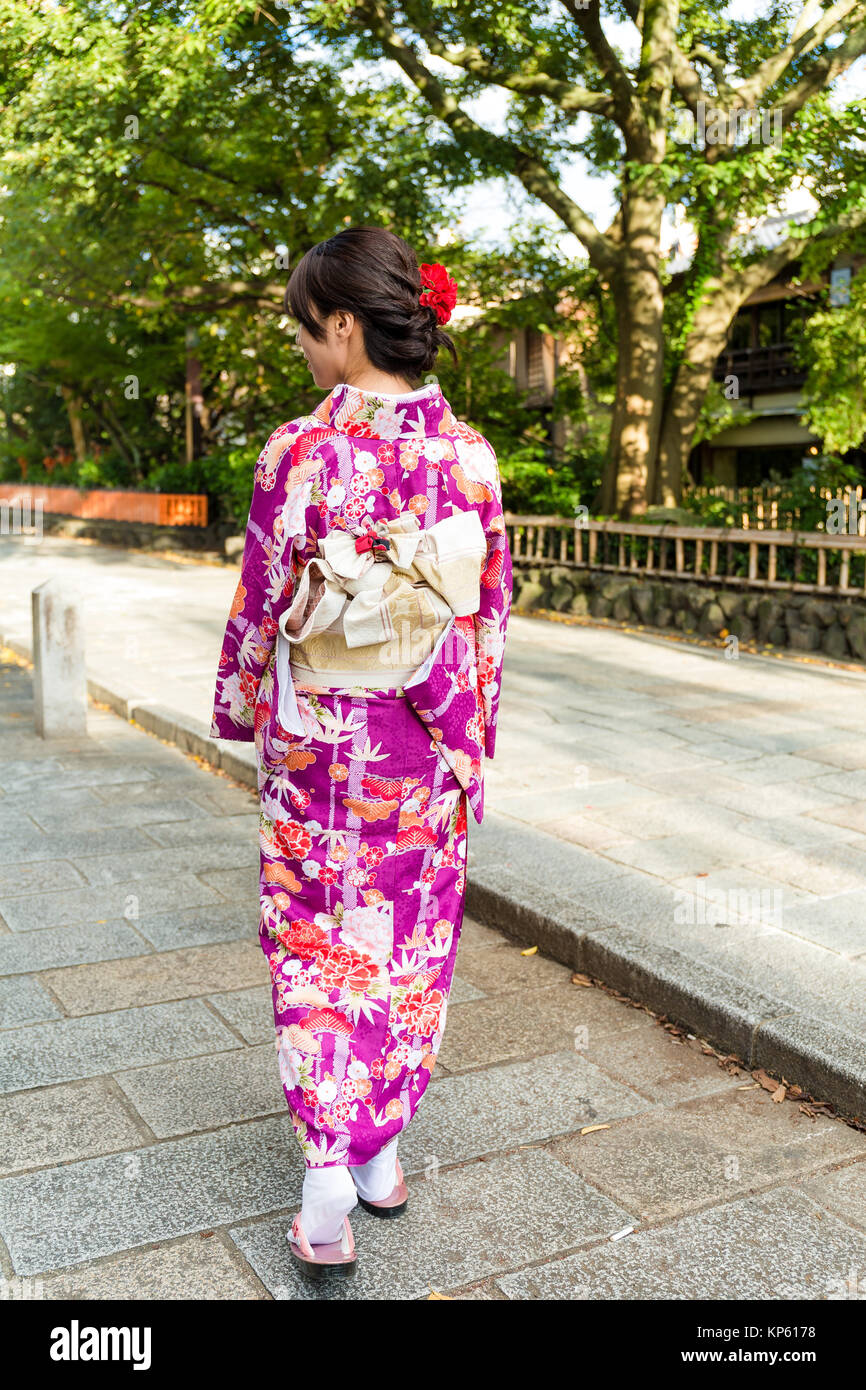 Una mujer solitaria con un elegante kimono camina por la calle Gion mostrando el porte y la gracia que el kimono aporta naturalmente.