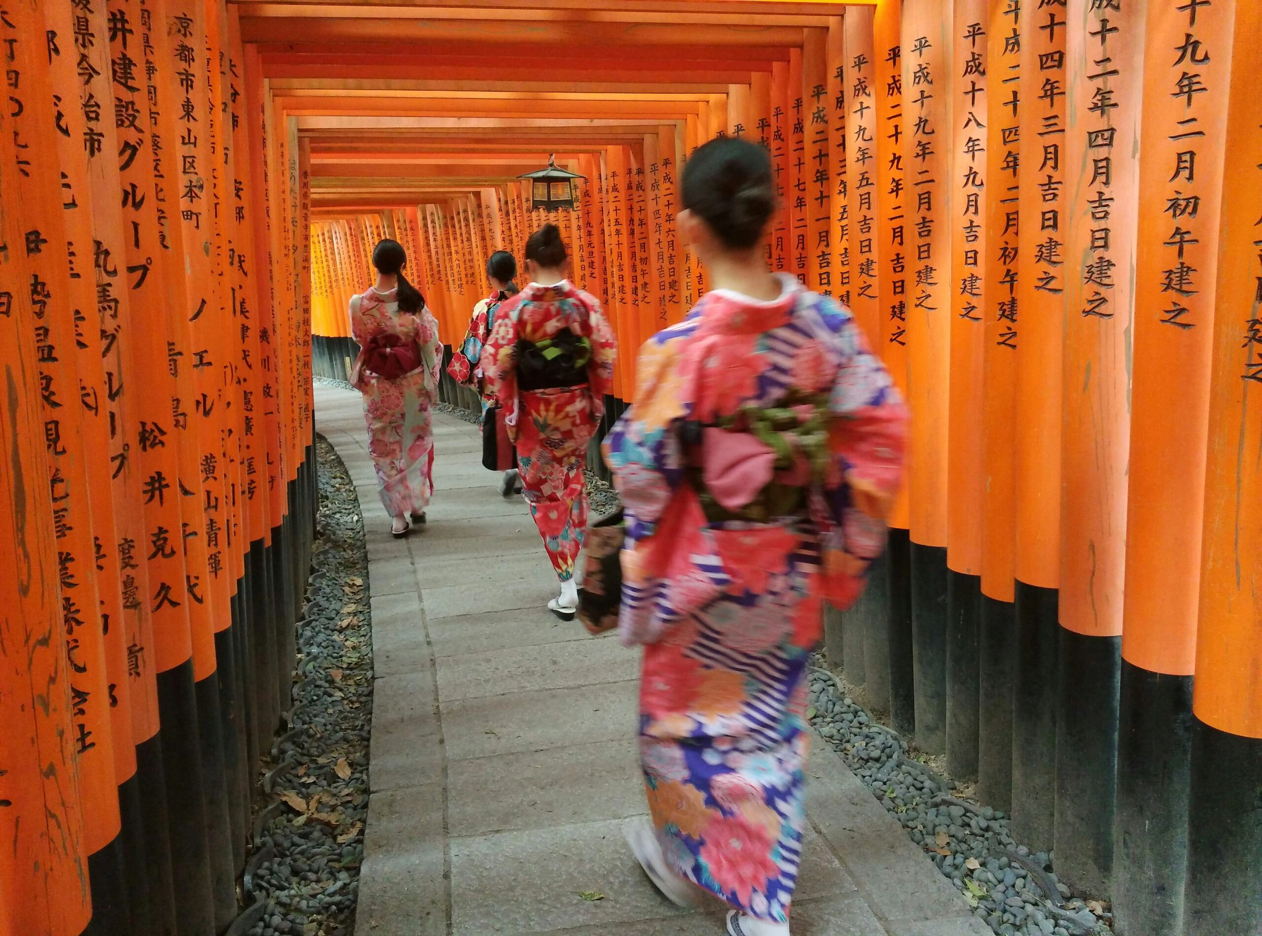 Recorriendo los senderos del santuario Fushimi Inari vestida con un kimono.