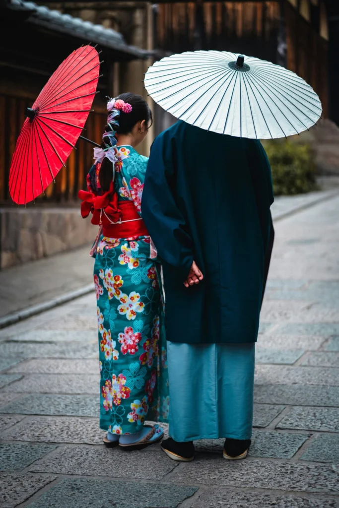 Caminando bajo la lluvia con un paraguas wagasa y un kimono en Kioto