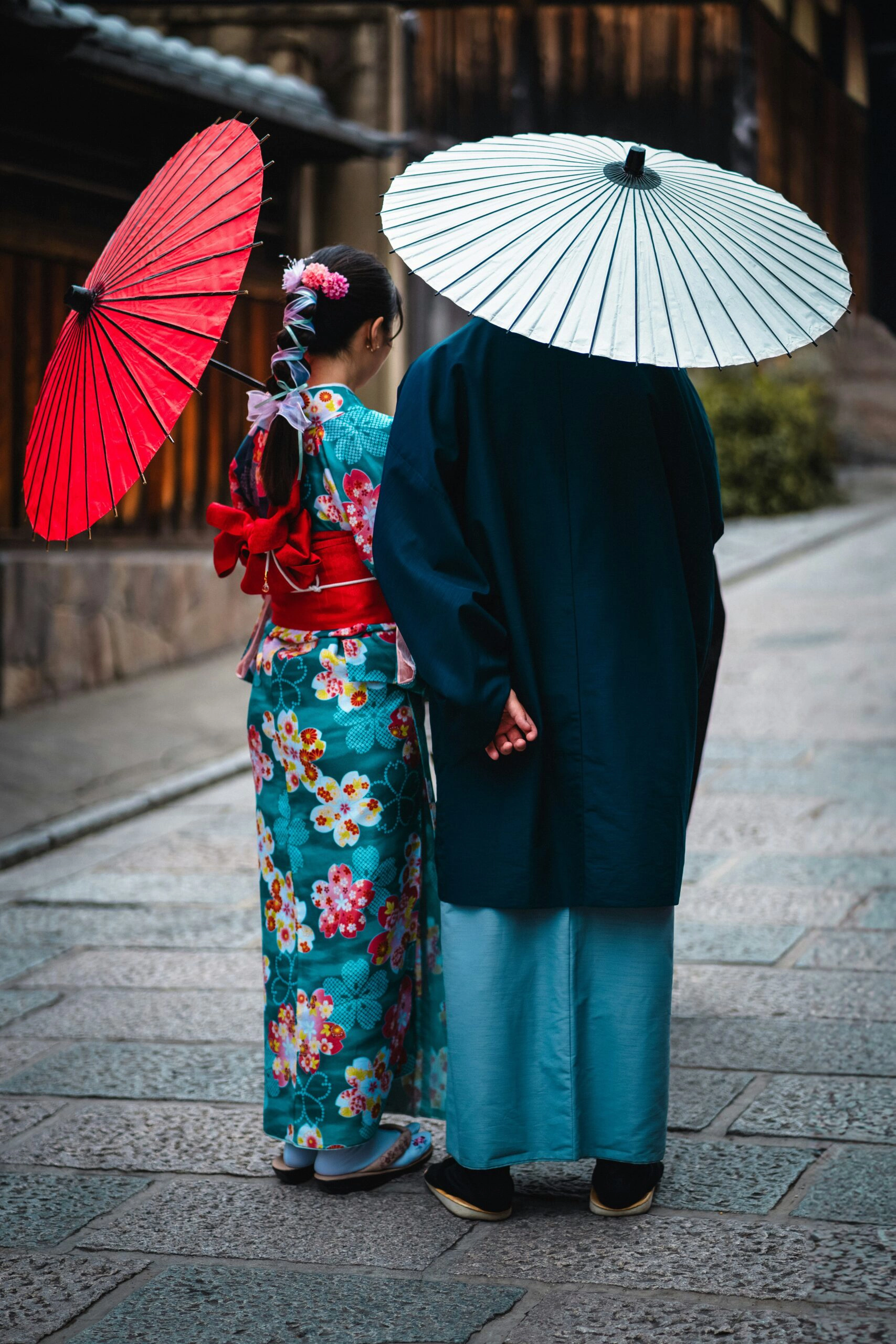 Caminando bajo la lluvia con un paraguas wagasa y un kimono en Kioto